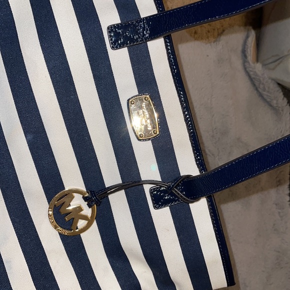 Beautiful lightly used Michael Kors bag purchased from Macy’s - Picture 9 of 9